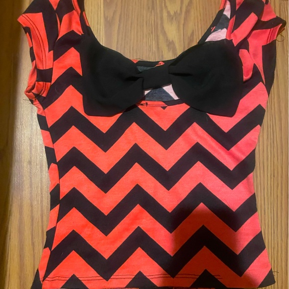 Small, pink, zig zagged, Aeropostale scrip Top. - Picture 4 of 4